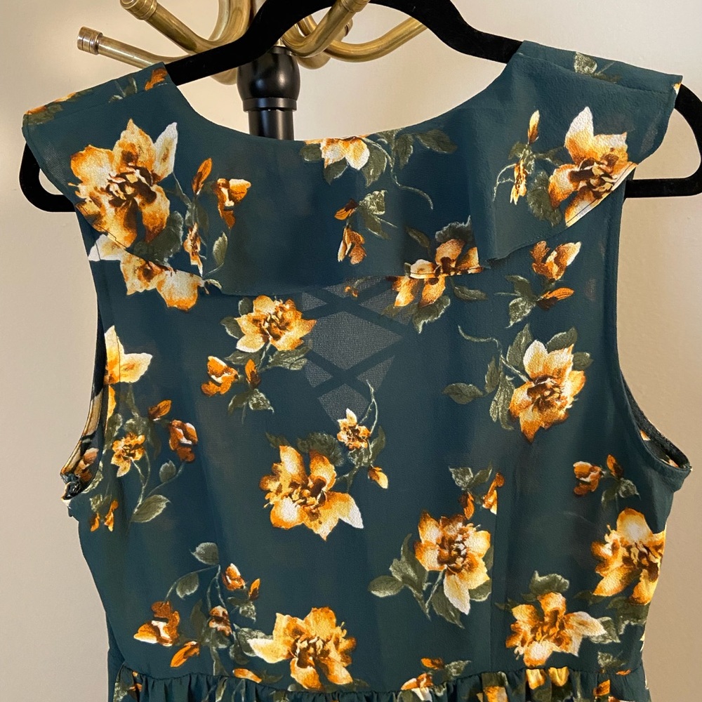 ModCloth Flower Dress: Medium - Picture 10 of 11